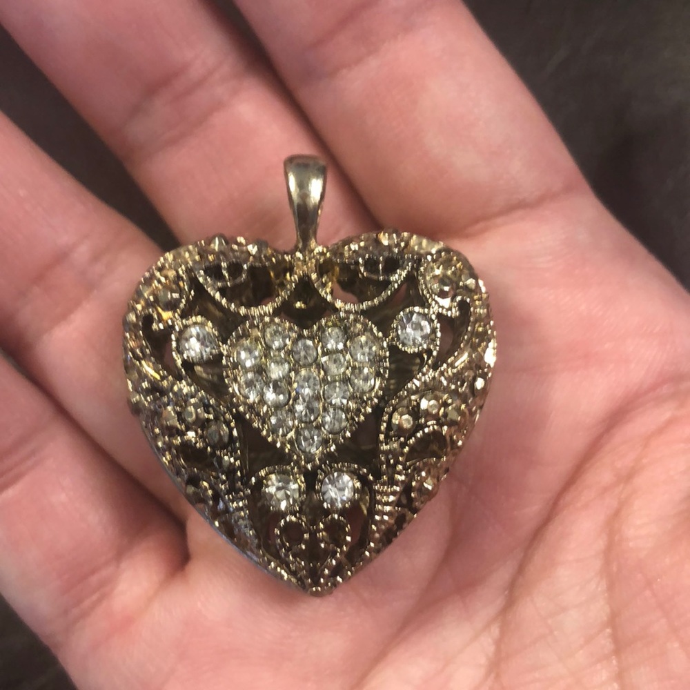 4/$25🛍 Heart Shape Goldtone Pendant